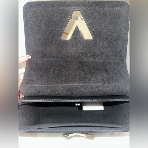 Louis Vuitton Twist Shoulder Bag MM Black Leather Epi - Picture 6 of 11